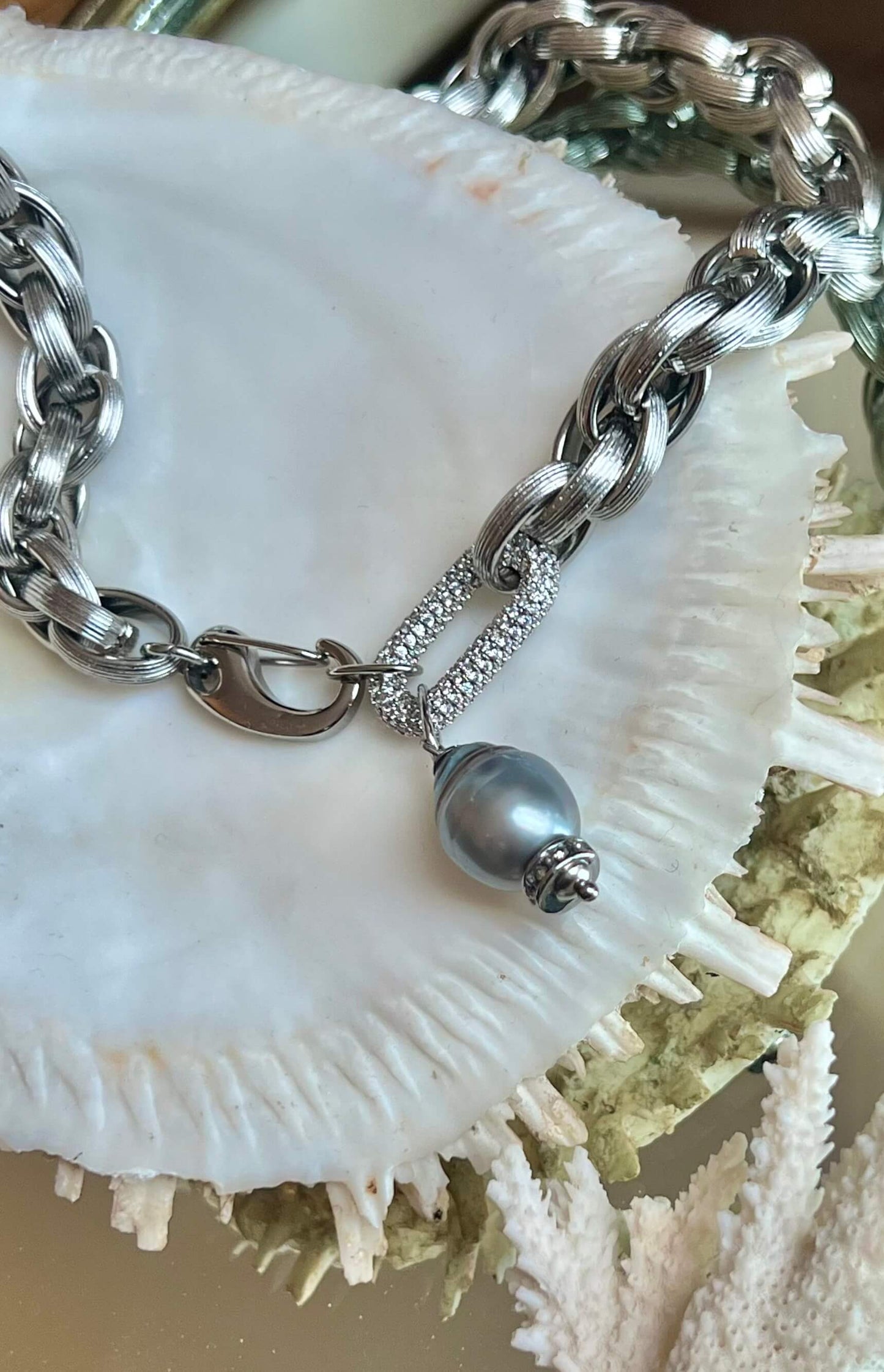 COLLIER HIĀ'ATĀ